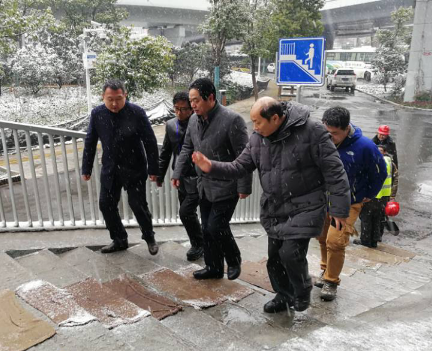 城投集团金国发董事长现场检查雄楚大街沿线天桥安全情况